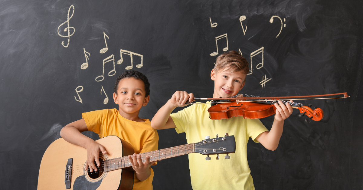 Due bambini che suonano chitarra e violino davanti a una lavagna con note musicali