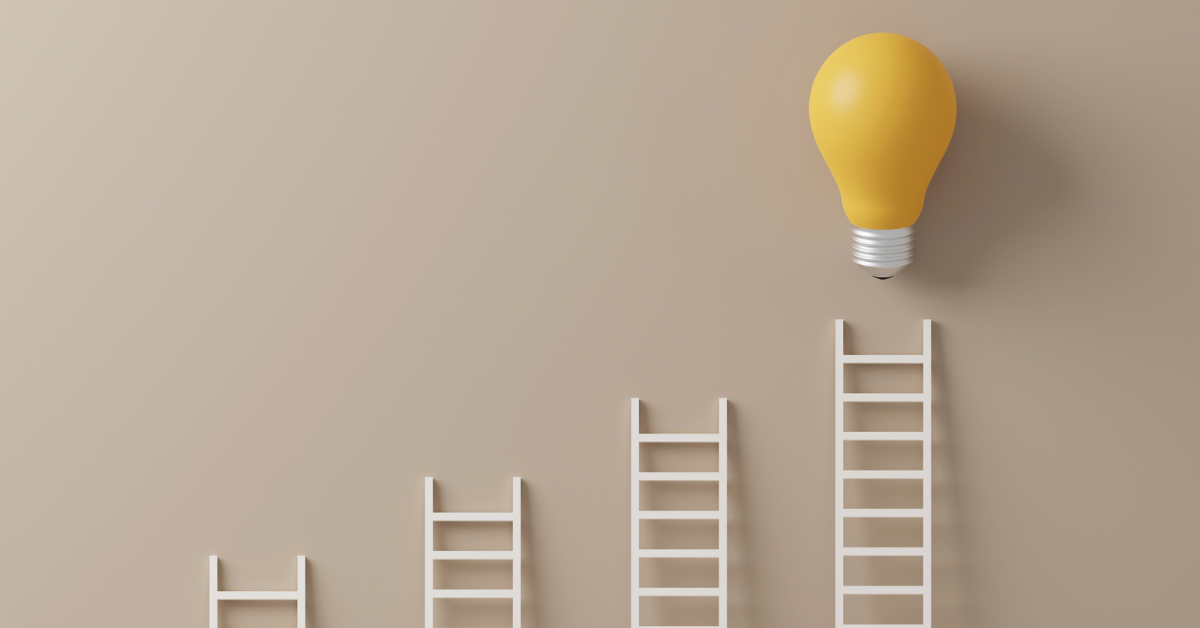 Scale stilizzate che conducono a una lampadina gialla, simbolo di crescita, apprendimento e nuove idee.