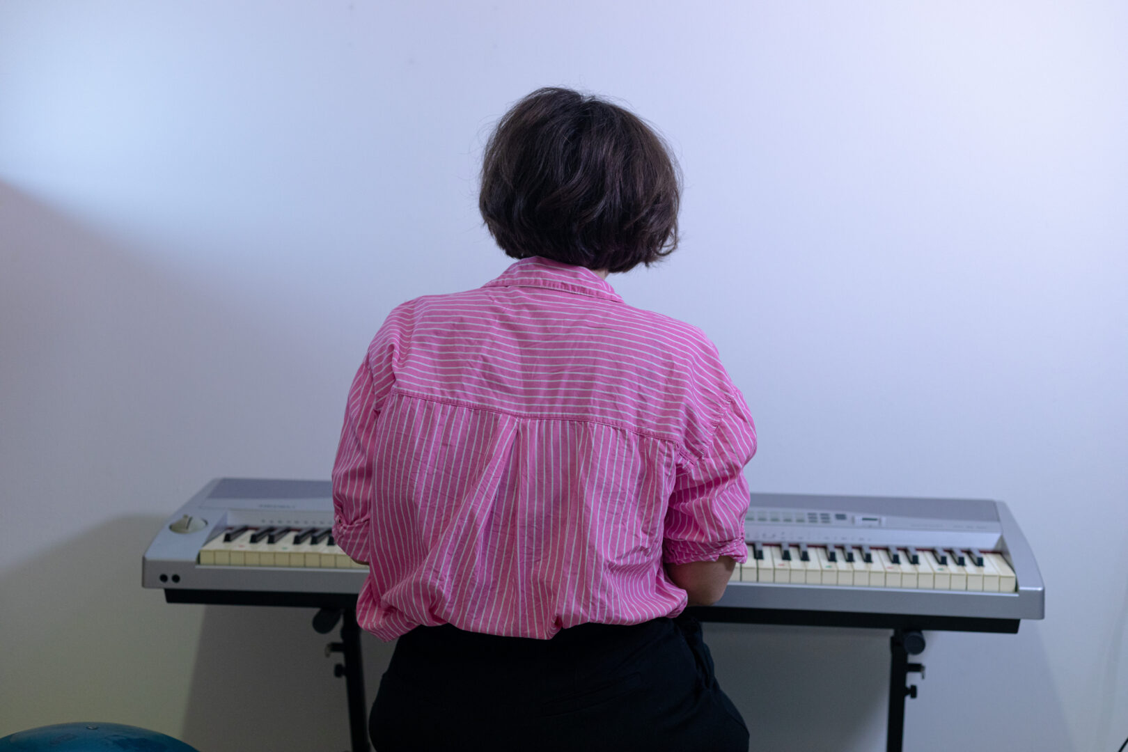 muicista accessibile che impara a suonare il pianoforte con libertà